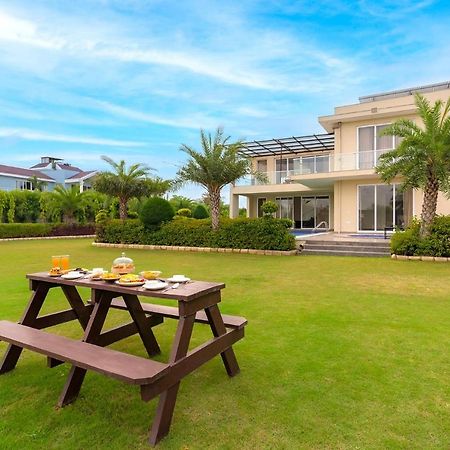 Stayvista At Blanc Belle With Outdoor Pool Sohna المظهر الخارجي الصورة